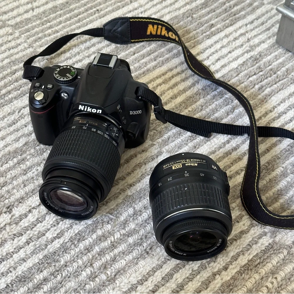 Nikon d3000 / 1 body - 2 lenses
